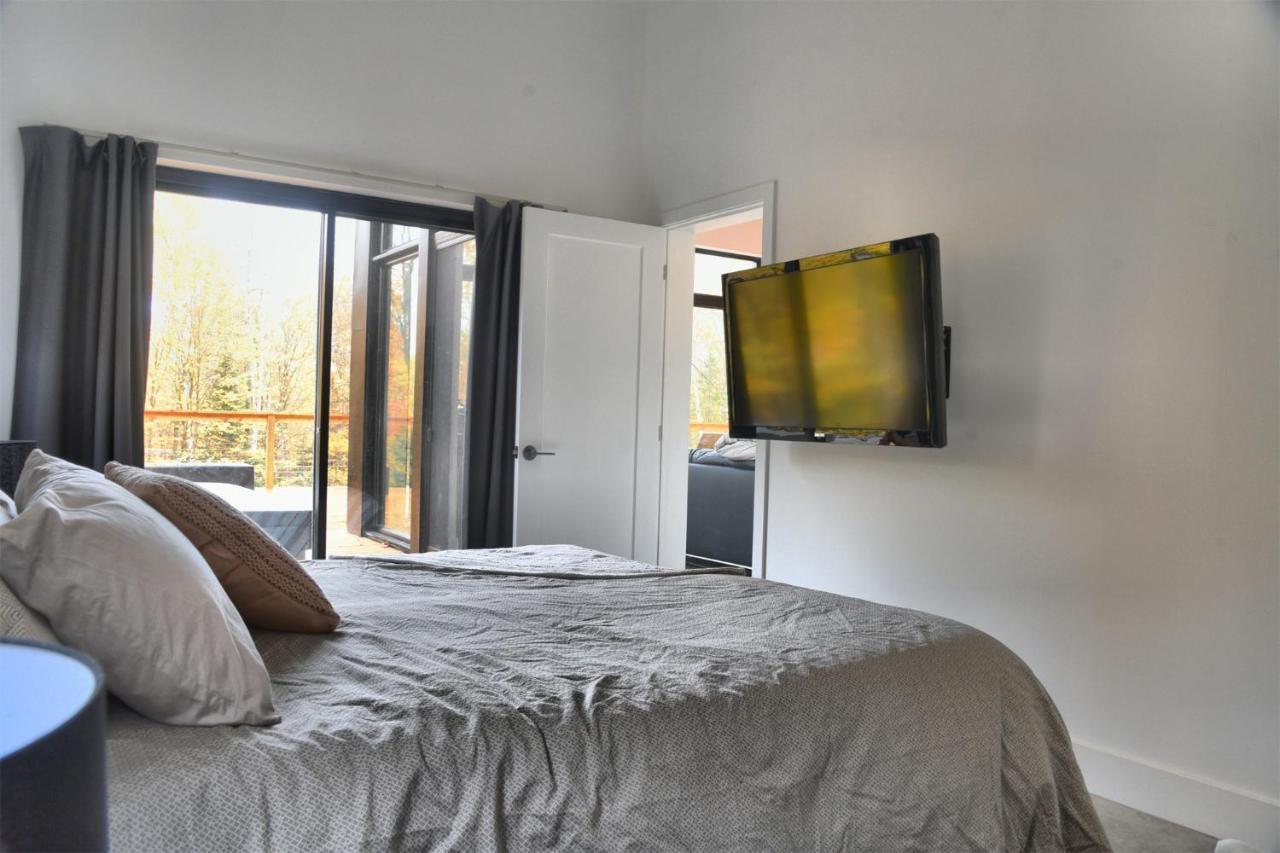 Kallm-Mont-Tremblant Chalet With Hot Tub, Pond & Beach On Private 7Acre Estate Lac-Superieur Esterno foto